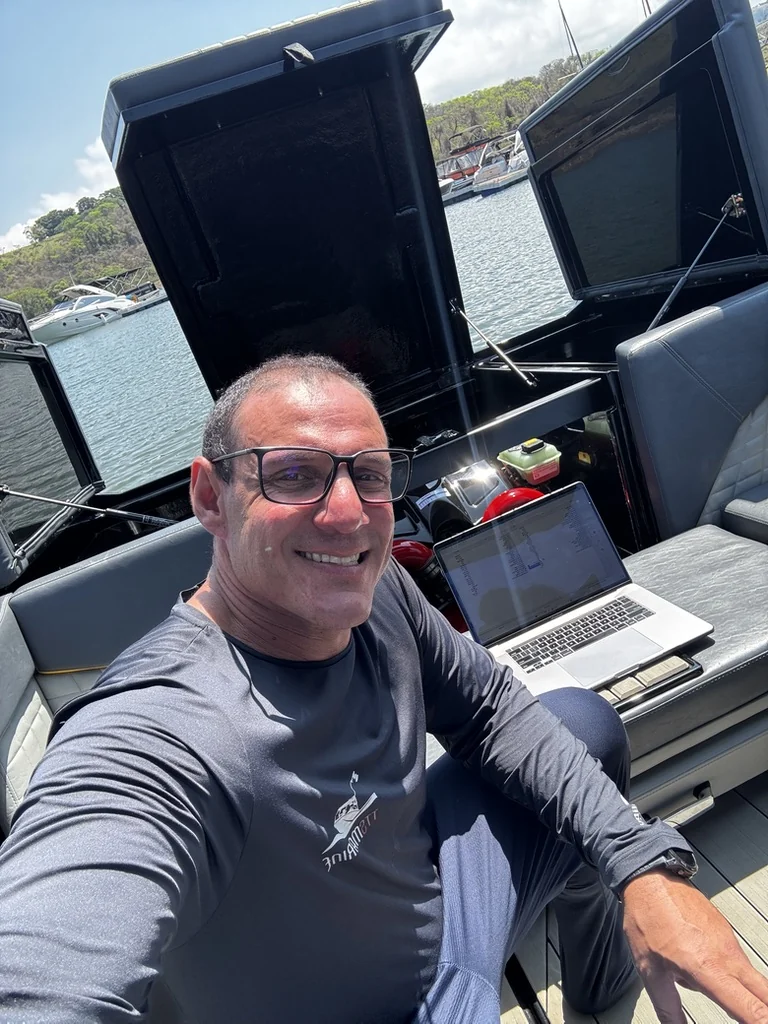 Thiago Teixeira Santos realizando diagnóstico a bordo de uma embarcação